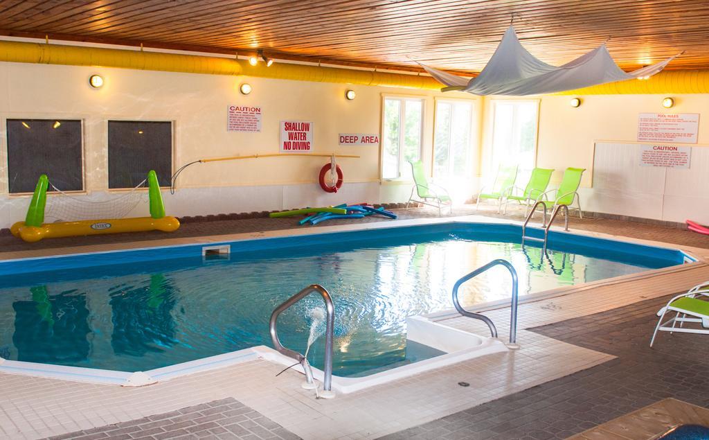 Mccreary'S Beach Resort Perth Bagian luar foto