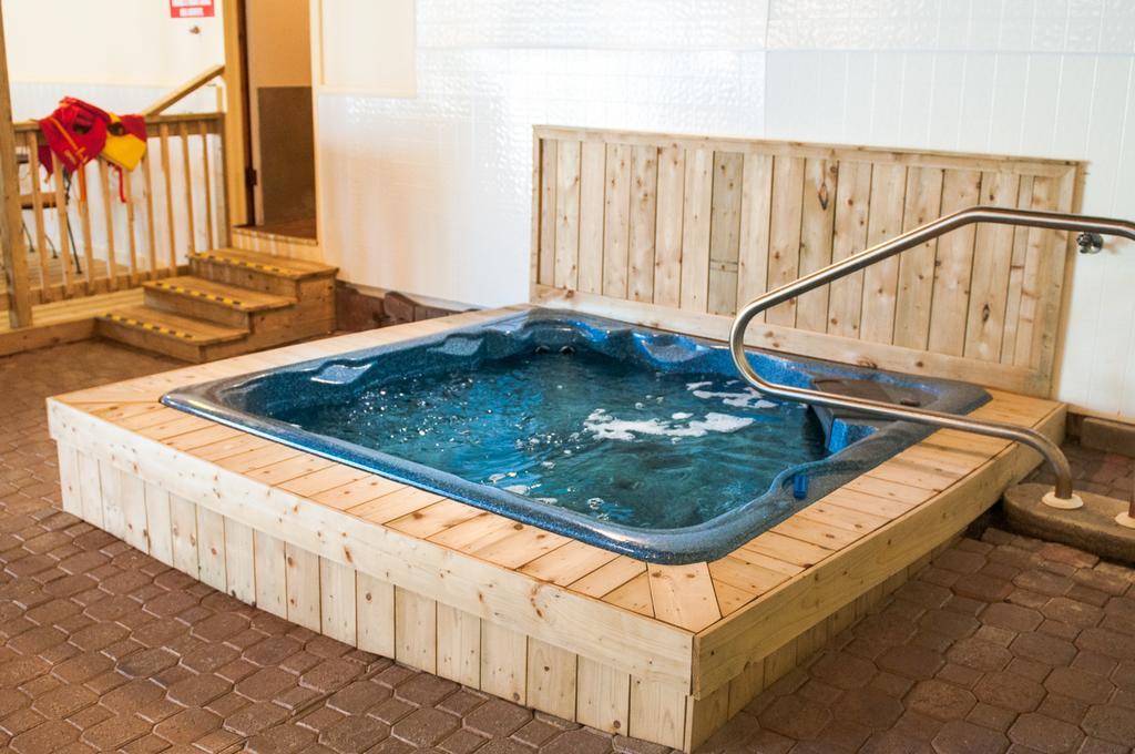 Mccreary'S Beach Resort Perth Bagian luar foto